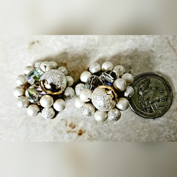 Vintage gorgeous Tara white frosted gold drip cluster beaded clip on earrings - Picture 3 of 6